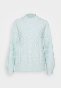 Ljusblå stickad tröja med ribbad rundad halsringning, texturerade kabelmönster och vida ärmar med varierande stickmönster.