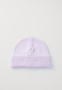 Lys lilla strikket beanie med ribbet manchet, blød tekstur, rundt top og sømløst design. Velegnet til forskellige afslappede anledninger.