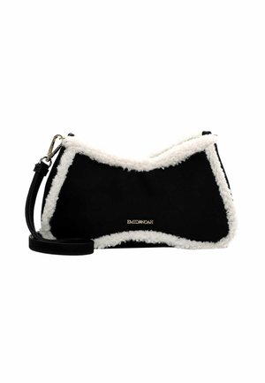 Schwarze Tasche mit weißem Lammfellbesatz, geschwungenem Design, verstellbarem Tragegurt und goldenen Logodetails. Glatte Außenstruktur mit einem plüschigen Akzent.