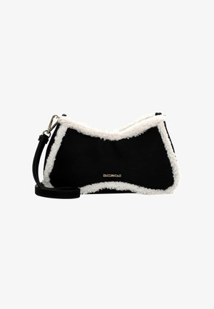 Schwarze Tasche mit weißem Lammfellbesatz, geschwungenem Design, verstellbarem Tragegurt und goldenen Logodetails. Glatte Außenstruktur mit einem plüschigen Akzent.