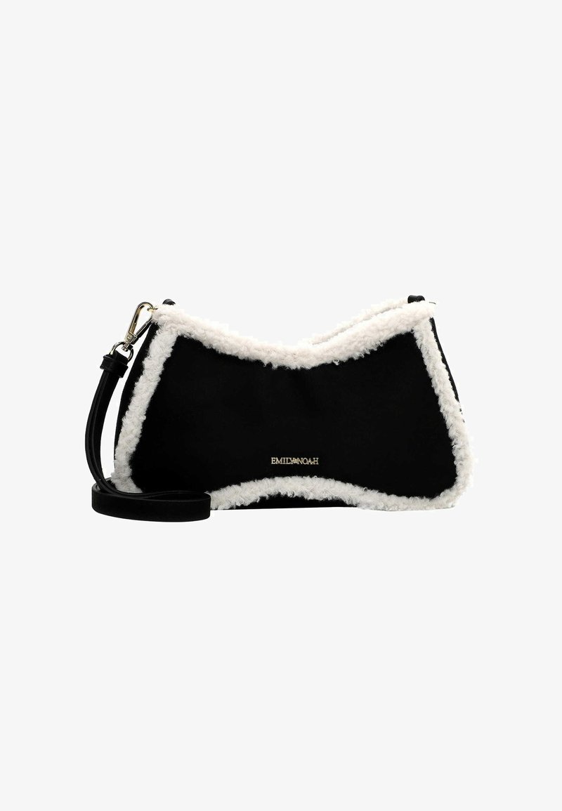 Borsa nera con rifiniture in shearling bianco, design curvo, tracolla regolabile e dettaglio del logo oro. Tessuto esterno liscio con un accento soffice.