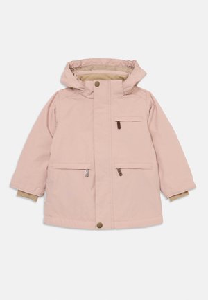 Helle rosa Winterjacke für Kinder mit Kapuze, drei Reißverschlussfronttaschen und innenliegenden beigen Bündchen an den Ärmeln.