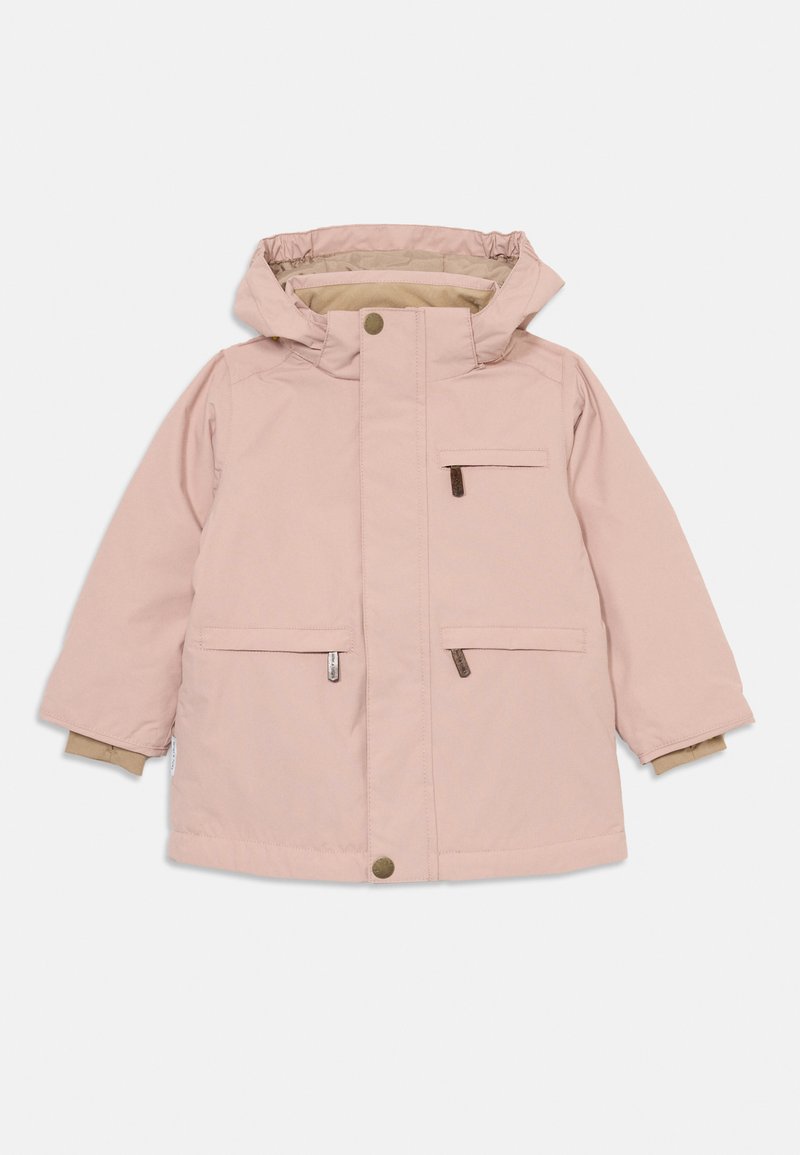 Giacca invernale per bambini di colore rosa chiaro con cappuccio, tre tasche frontali con zip e polsini interni beige visibili alle maniche.