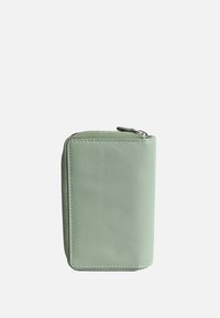 Portafoglio verde in pelle con texture liscia, forma rettangolare e chiusura con zip. Presenta cuciture a contrasto lungo i bordi.