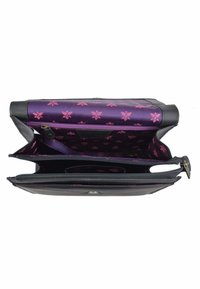 Zwarte leren tas met een paarse binnenkant met een bloemenpatroon. Het heeft meerdere vakken en een ritssluiting voor veilige opbergruimte.