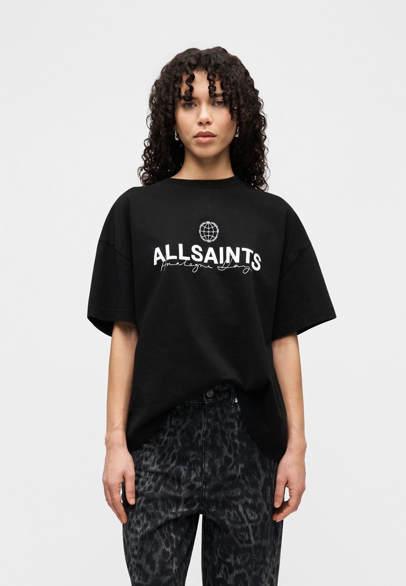 Μαύρο υπερμεγέθες T-shirt με το λογότυπο "ALLSAINTS" σε λευκή γραφή, απαλό βαμβακερό ύφασμα, φαρδιά μανίκια, άνετη εφαρμογή, συνδυασμένο με σκούρο τζιν με σχέδια.
