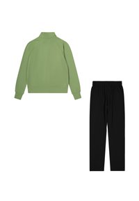 Giacca a pullover verde chiaro con colletto e polsini a costine, abbinata a pantaloni sportivi neri con vita elastica. Tessuto morbido, design semplice.