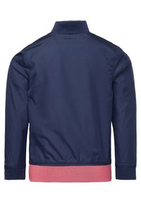 Giacca blu navy con polsini e colletto a coste, caratterizzata da un ampio orlo rosa a coste nella parte inferiore, vista di spalle.