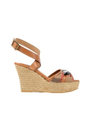 Sandale compensée femme avec plateforme en paille tressée, bride de cheville en cuir couleur cognac et nœud en tissu à motif à carreaux.
