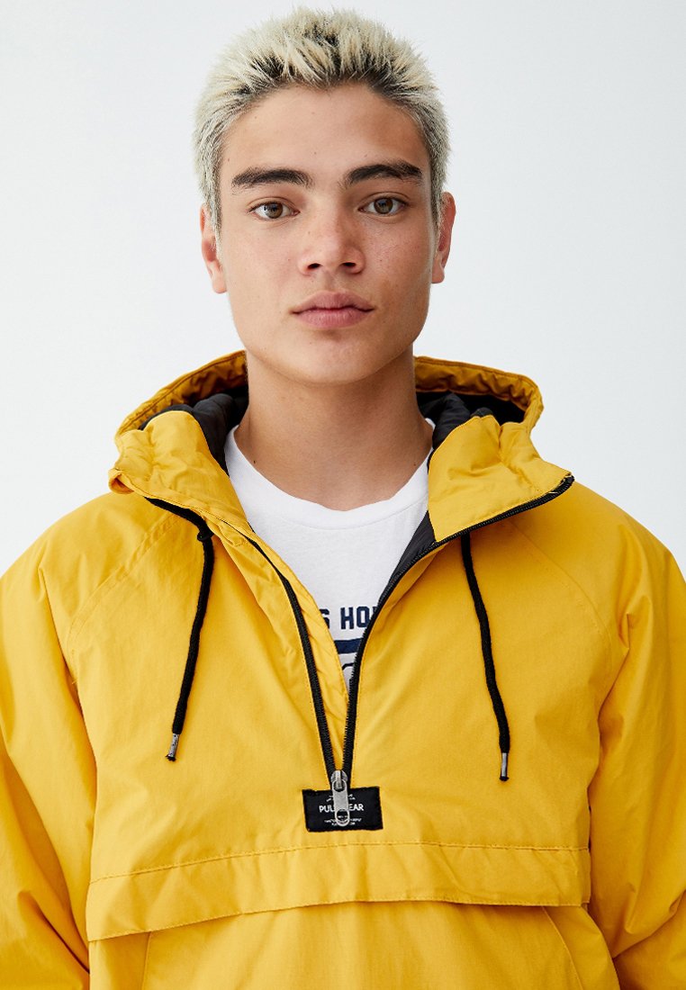 PULL&BEAR MIT BAUCHTASCHE UND KAPUZE Windbreaker yellow PULL&BEAR MIT BAUCHTASCHE UND KAPUZE Windbreaker yellow