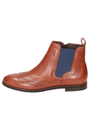 Bottes Chelsea en cuir marron avec des panneaux élastiques latéraux navy, des détails brogue sur les orteils et un petit talon. Comprend une languette pour un enfilage facile.