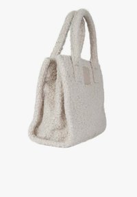 Beige handtas met textuur, gemaakt van zacht stof. Het heeft twee stevige handvatten en een gestructureerd ontwerp met een platte bodem.