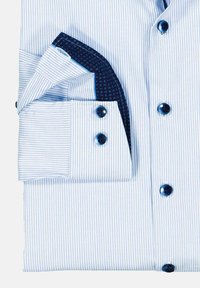 Hellblau gestreiftes Kleidungshemd mit dunklerem blauen Saum und gemusterten Manschetten. Verfügt über runde blaue Knöpfe und eine glatte Baumwolloberfläche.