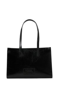 Sac fourre-tout en cuir noir avec deux poignées, présentant une finition texturée et une forme rectangulaire. Comprend un logo visible sur le devant.