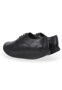 Scarpe in pelle nera con forma arrotondata, design con lacci, collo imbottito e suola in gomma flessibile con grip testurizzato.