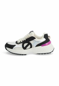 Sneaker con una parte superiore in rete bianca con dettagli neri e argentati, un design del logo ben visibile e una suola nera texturizzata con un particolare viola sul tallone.