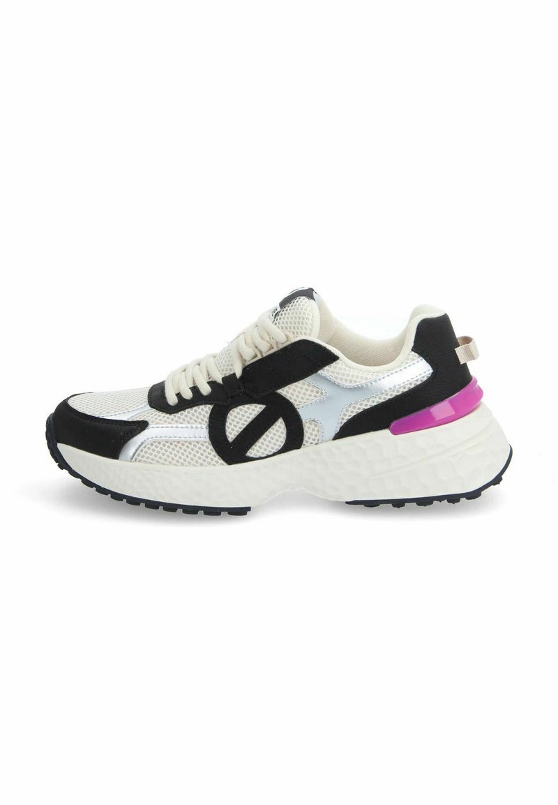 Sneaker con una parte superiore in rete bianca con dettagli neri e argentati, un design del logo ben visibile e una suola nera texturizzata con un particolare viola sul tallone.
