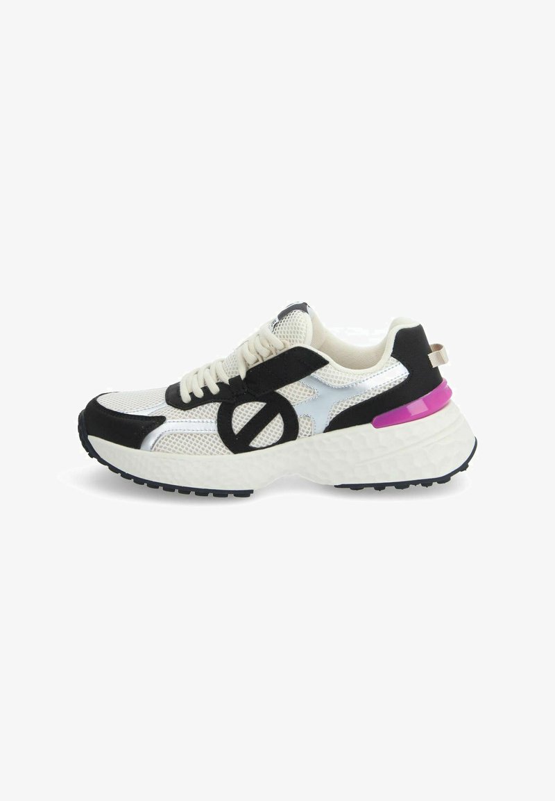 Sneakers met een witte mesh bovenkant, zwarte en zilveren accenten, een opvallend logo ontwerp en een gestructureerde zwarte zool met een paarse hiel detail.