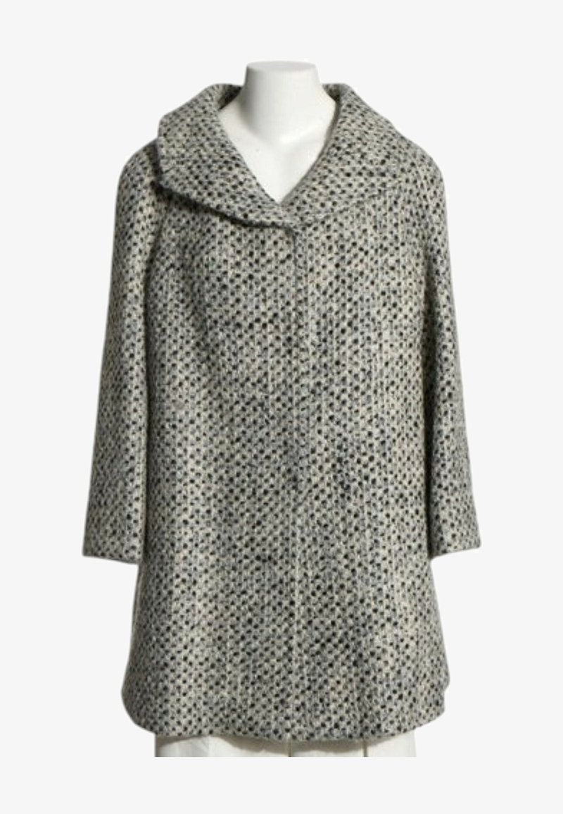 Manteau en laine mi-long gris et noir moucheté avec un large col et des manches longues sur un mannequin blanc.