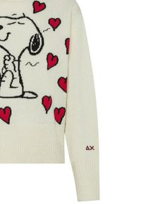 Maglione lavorato a maglia color crema con grafica di Snoopy nera, motivi a cuore rossi, polsini a costine e dettaglio logo "AX" sulla manica.