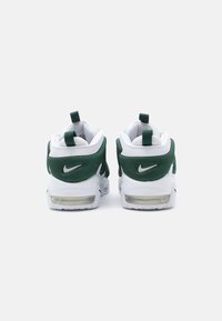 Nike tenisice s zelenom mrežicom i bijelim sintetičkim panelima, s vidljivom jedinicom zraka, trakama za povlačenje i zaštitnim logotipom swoosh.