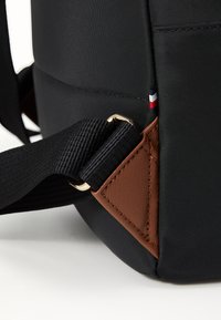 Tommy Hilfiger POPETTE DOME BACKPACK - Sac à dos - black