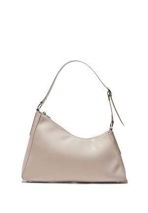 Borsa a mano in pelle beige con una singola tracolla e chiusura con cerniera, forma triangolare, texture liscia e design minimalista.