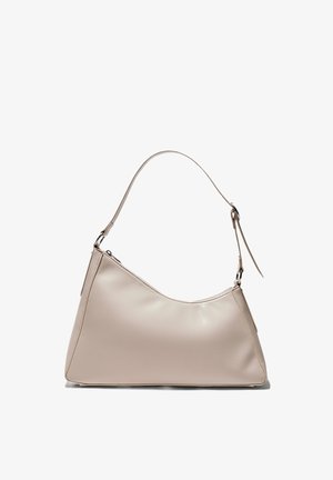 Sac à main en cuir beige avec une anse unique pour l'épaule et une fermeture éclair, de forme triangulaire, texture lisse et design minimaliste.