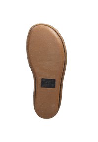 Suela de zapato de goma marrón con una superficie texturizada, forma ligeramente redondeada y una pequeña etiqueta negra en relieve con "Clark."
