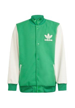 Grøn og hvid Adidas varsityjakke med knaplukning og logopatch på venstre bryst, med ribstrikkede manchetter og taljebånd.