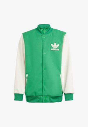 Grøn og hvid Adidas varsityjakke med knaplukning og logopatch på venstre bryst, med ribstrikkede manchetter og taljebånd.