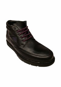 Botín de cuero negro con cordones morados, punta redondeada, superficie texturizada y suela acolchada, con acentos de costura.