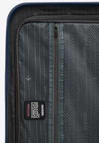 Interiér kufru WITCHEN s šedou látkou, síťovanými kapsami a oddíly na zip. Obsahuje linky a vzory pro organizaci.