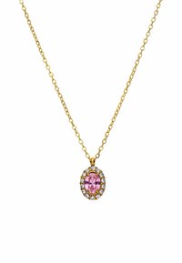 Gouden ketting met een ovale roze steen omgeven door kleine heldere stenen, met een gestructureerd schakeldesign.