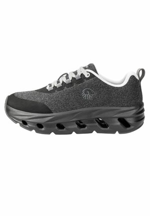 Dunkelgrauer Herrensneaker mit weißen Schnürsenkeln, gepolstertem Kragen, schwarzer Sohle mit Belüftungslöchern und Zuglasche an der Ferse.