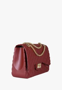 Borsa rossa trapuntata con tracolla a catena dorata, caratterizzata da una finitura lucida e da una chiusura rettangolare con dettaglio in rilievo.