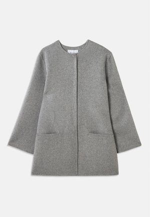 Dolgi siv volnen plašč z okroglim izrezom in skritim sprednjim zapiranjem, prikazan na beli podlagi.