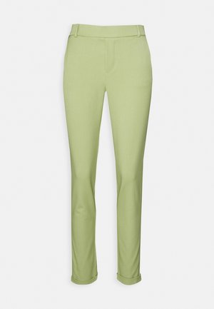 Lichtgroene broek met rechte pijpen, omgeslagen zomen, riemlussen en een strakke voorkant, afgebeeld tegen een witte achtergrond.