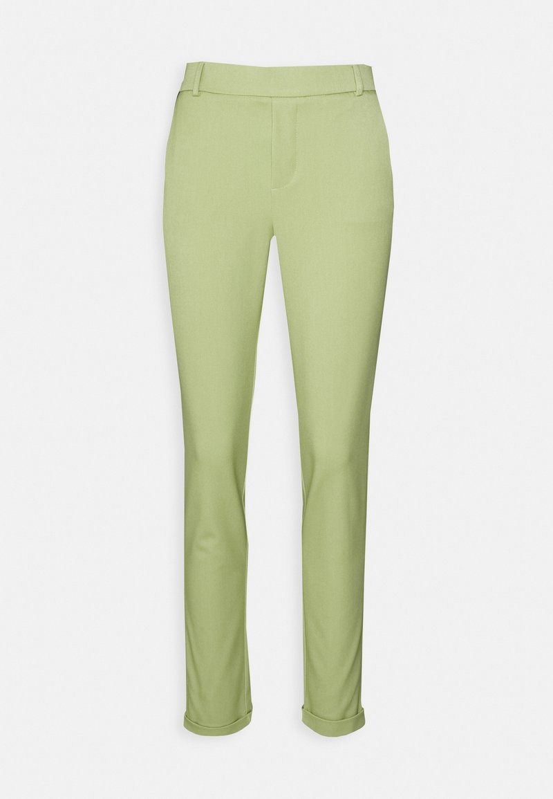 Pantalon vert clair à jambes droites avec ourlets retroussés, passants pour ceinture et un design avant épuré sur fond blanc.