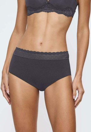 Wysokiej talii, ciemnoszare majtki z teksturowaną koronkową gumką. Gładki materiał z eleganckim wykończeniem, zaprojektowane z myślą o komforcie i zakryciu.