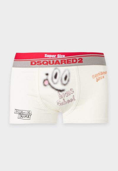 Λευκά ανδρικά εσώρουχα boxer με κόκκινη και γκρίζα μέση με την επιγραφή DSQUARED2, με μεγάλο χαμογελαστό πρόσωπο και κείμενα που λένε home school, confidence loud και drama.