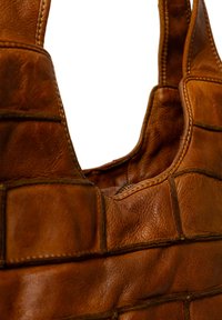Bruine leren handtas met zichtbare stiksels en een gestructureerd oppervlak, en een close-up van de bovenkant en de straps.