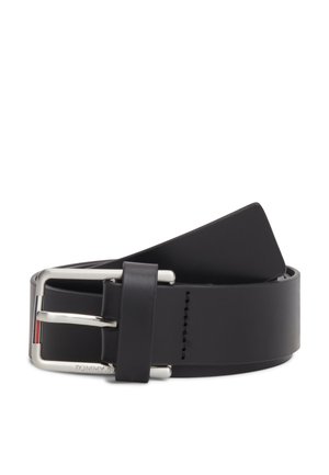 Ceinture en cuir noir roulée avec une boucle rectangulaire argentée comportant un petit détail de logo rouge, blanc et bleu.