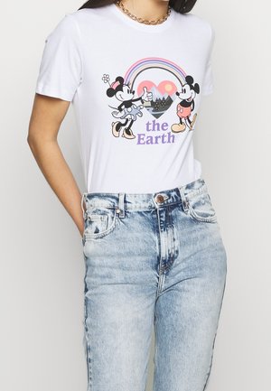 Hvid bomuld t-shirt med Mickey og Minnie Mouse-grafik, en regnbue og teksten "the Earth." Kombineret med lyseblå denimjeans.