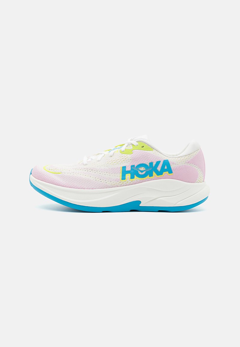 Sapatilha de corrida leve com um cabedal de malha rosa e branca, sola azul e detalhes verdes. Apresenta um proeminente logótipo azul da HOKA na lateral.