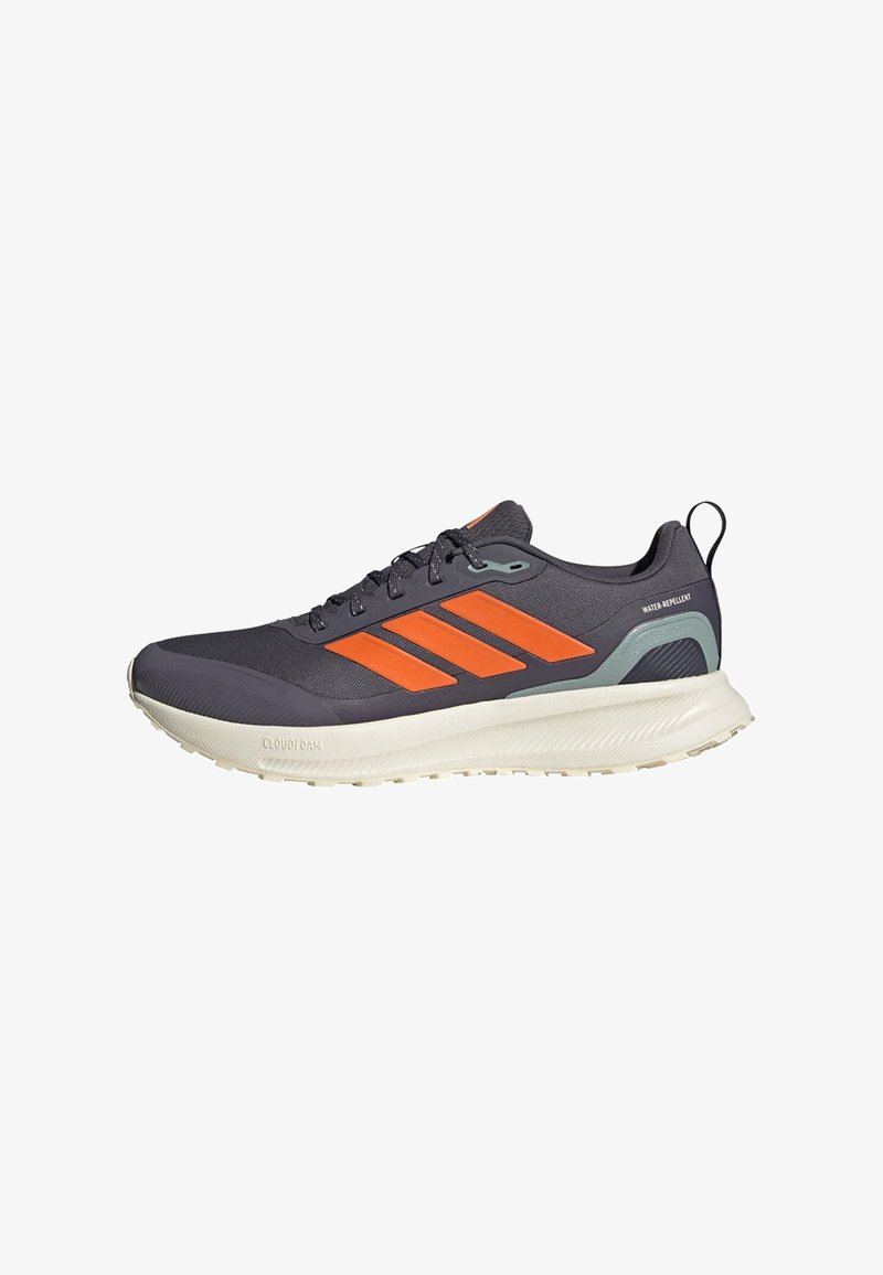 Voděodolná sportovní obuv s tmavě šedým síťovaným svrškem, oranžovými pruhy a strukturovanou bílou podešví pro lepší trakci a odpružení.