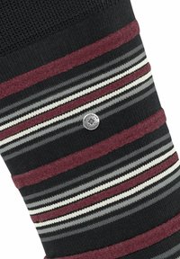 Gestreifte Socke mit schwarzen, burgunderfarbenen, grauen und weißen Streifen. Strukturiertes Material mit einem metallischen Logo-Akzent nahe der Mitte.