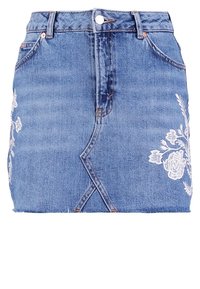 Džínová mini sukně ve středně modré barvě s bílou květinovou výšivkou na pravé straně. Má vysoký pas a klasický design s pěti kapsami.