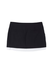Zwart mini-rok met een witte onderlaag. Perfecte snit met twee achterzakken en discrete voorkosten. Gladde structuur, geen patronen.