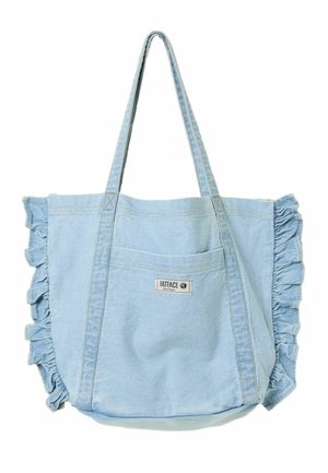 Lyseblå denim-tote taske med rynkede sider, lange håndtag, frontlomme og et lille "FatFace" mærke.